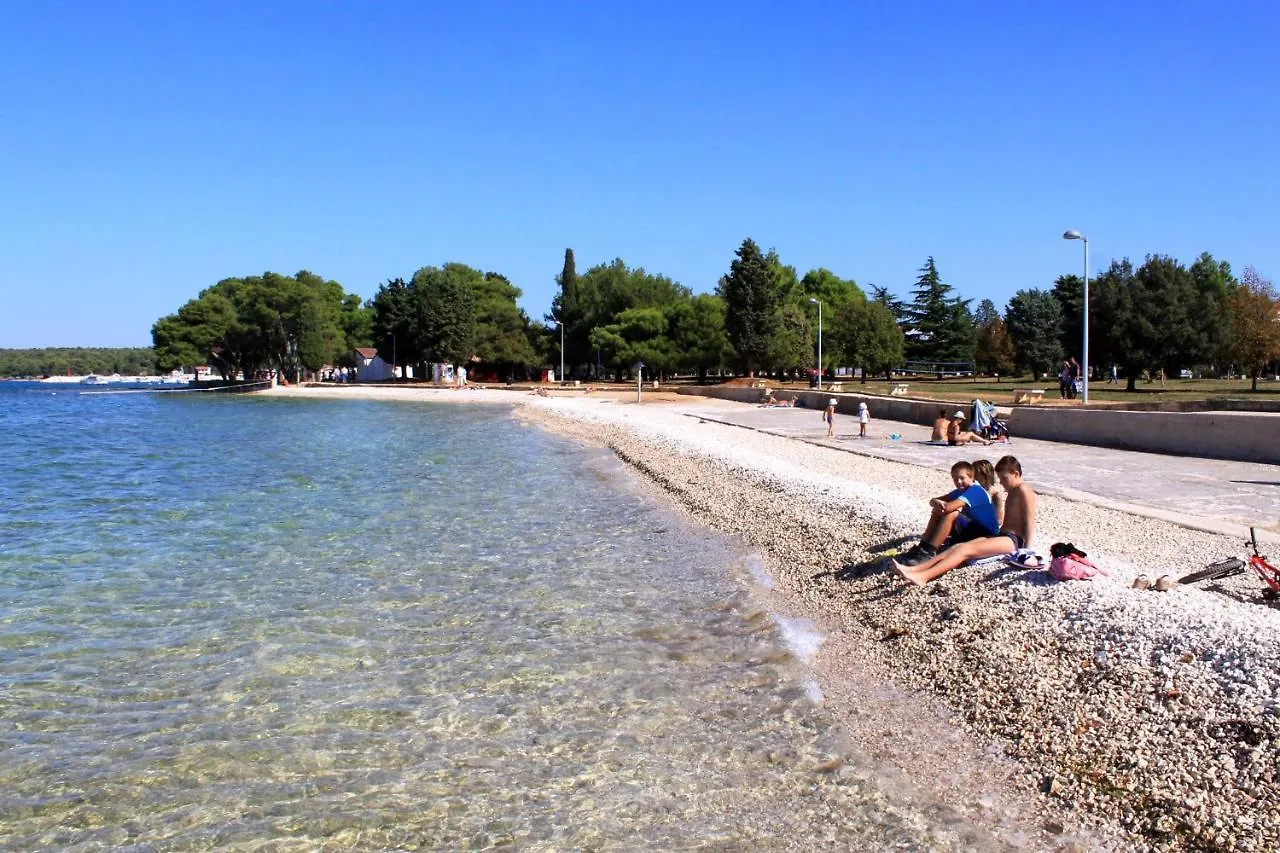 Apartments With A Parking Space Fazana - 7205 Croatia