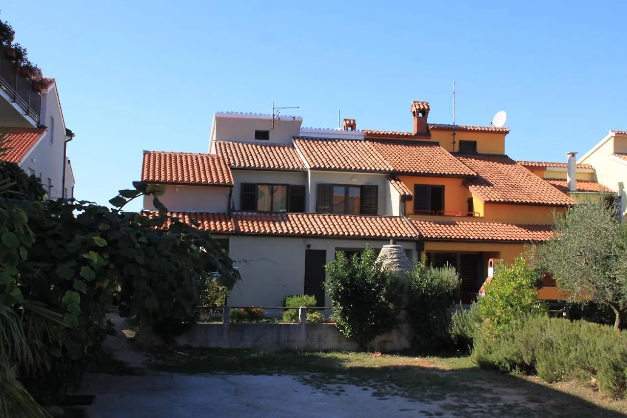 Apartments With A Parking Space Fazana - 7205
