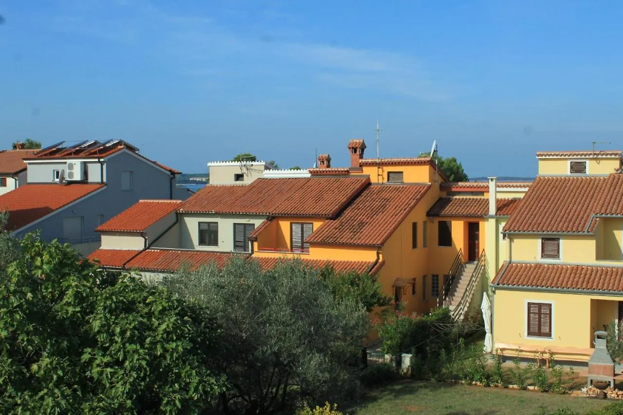 Apartments With A Parking Space Fazana - 7205 Croatia