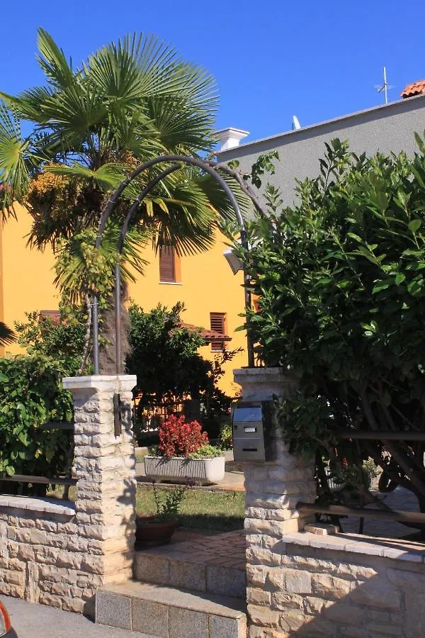 Apartments With A Parking Space Fazana - 7205 Croatia