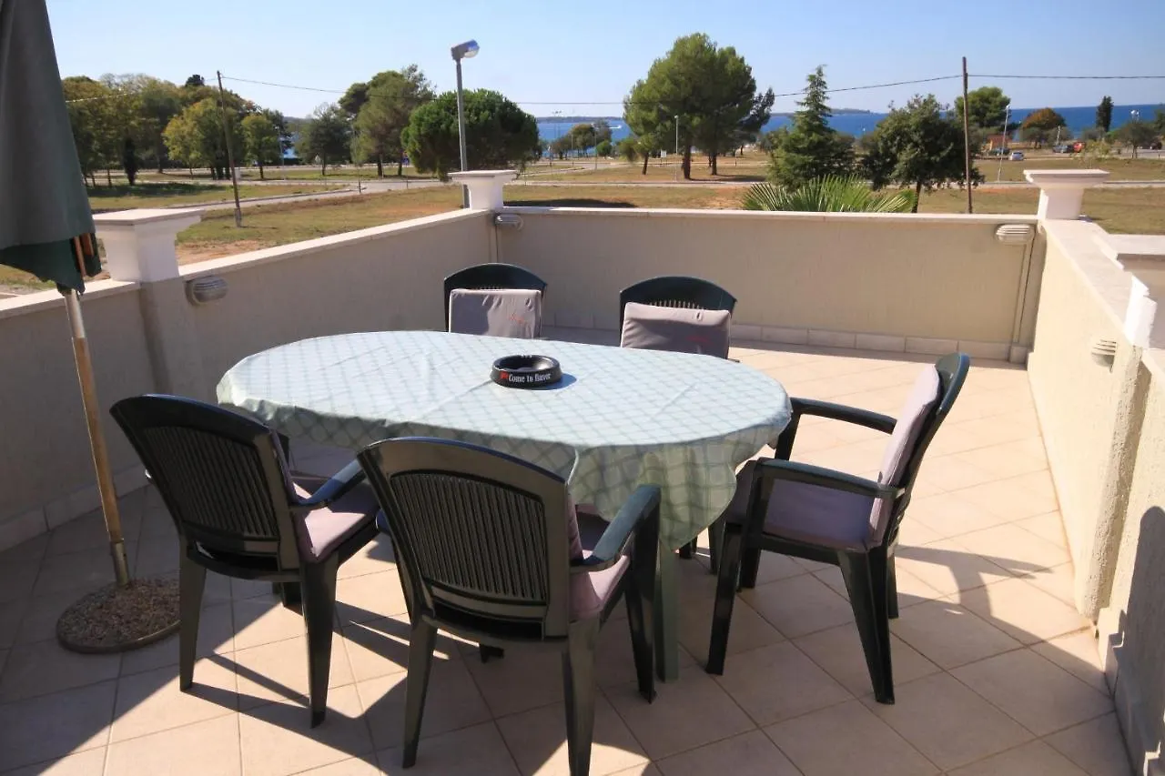 Apartments With A Parking Space Fazana - 7205 Croatia