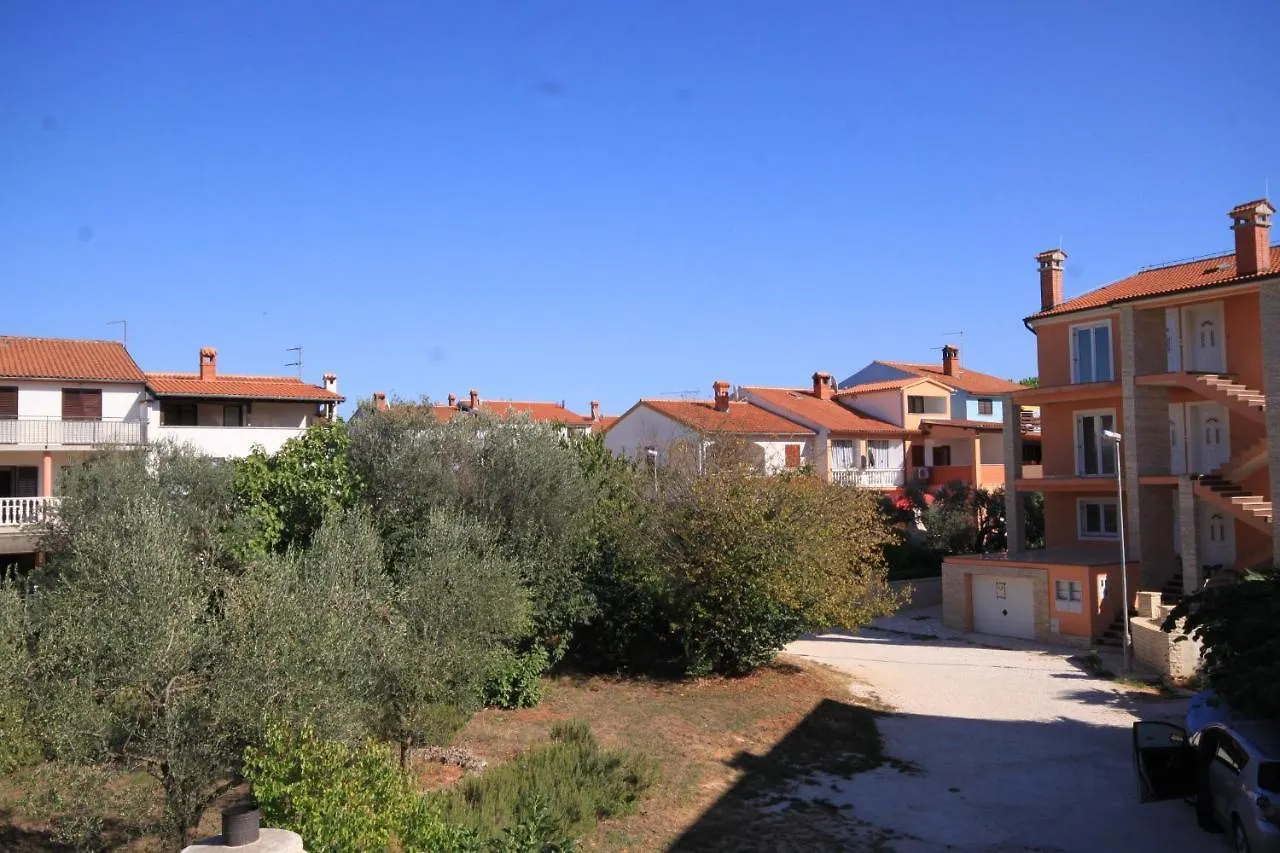 Apartments With A Parking Space Fazana - 7205